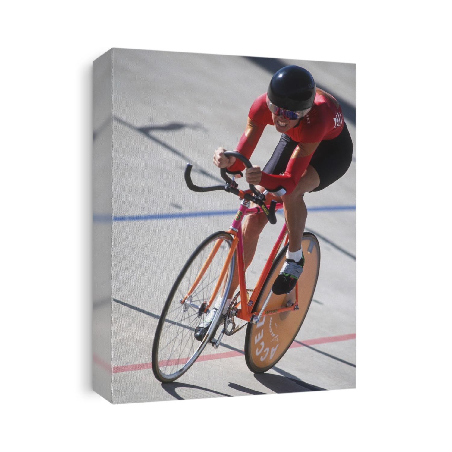 Woman cyclist competing on the veledrome.